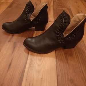 Chase + Chloe Ankle Bootie NWOT (8)